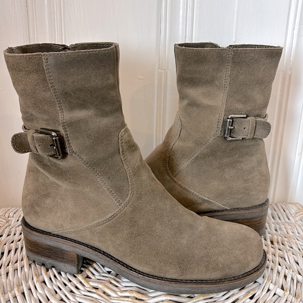 Gorgeous LA CANADIENNE suede boots